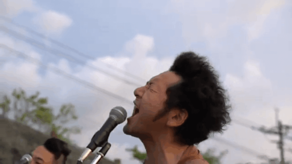 コロナ禍で無観客の野外ライブを敢行したサイキミシンのボーカルの熱唱する横顔