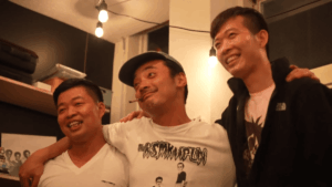 佐伯市のニューメキシコに集まったブラジルの技能実習生とシュートが笑顔で肩を組んいる姿