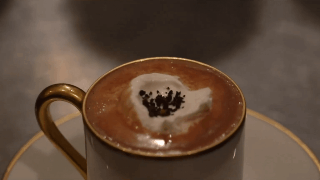 coffee5のフォームミルクで描いたハートのラテアートのアップ