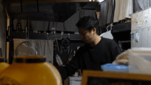 佐伯市のから揚げ居酒屋はなあらしの厨房に立つ店主