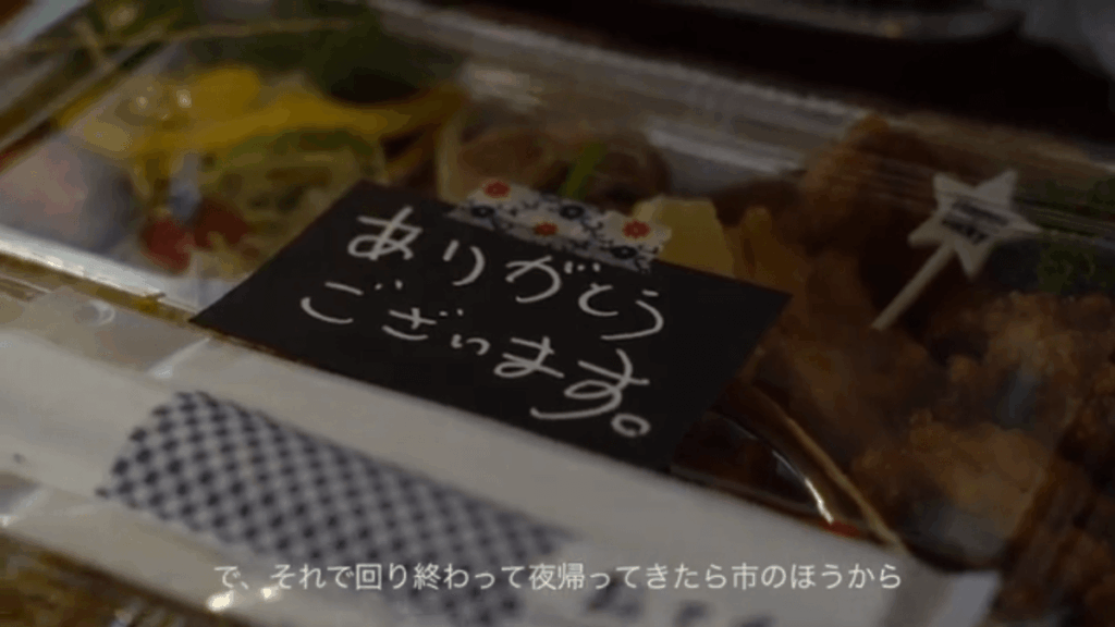 容器に『ありがとうございます』と書かれたシールが貼られているアップのお弁当