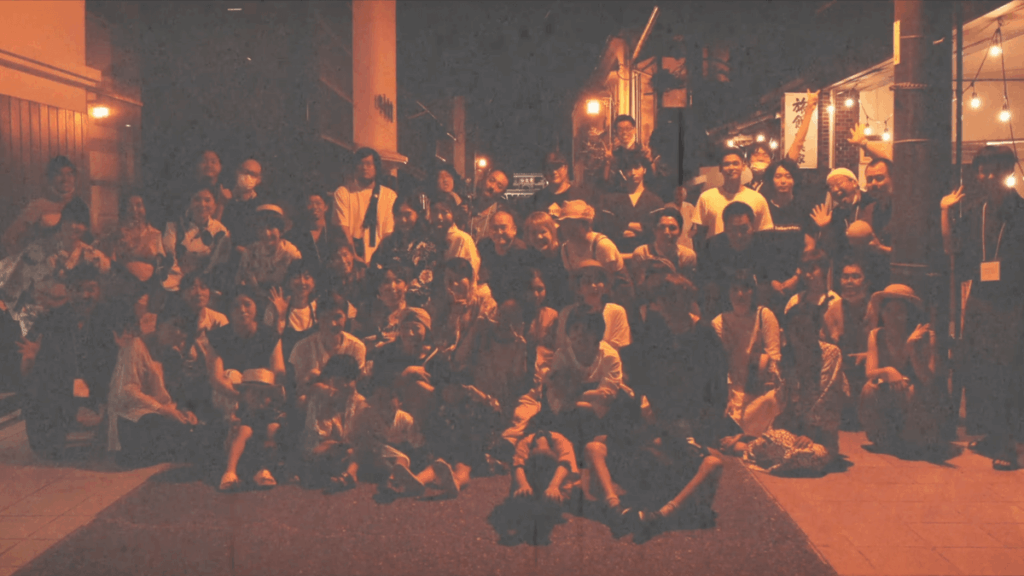 船頭町のイベントに集まった人々の夜の集合写真