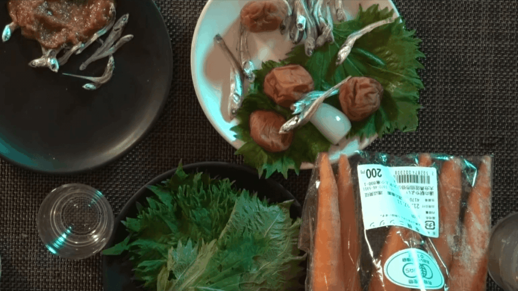 災害の非常食になる佐伯のいりこや味噌、梅干し大葉ラッキョウなど酒のつまみが並ぶ