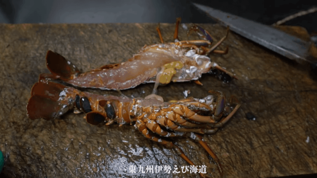 伊勢海老を半分にさばき、まな板の上に置かれた調理前の様子