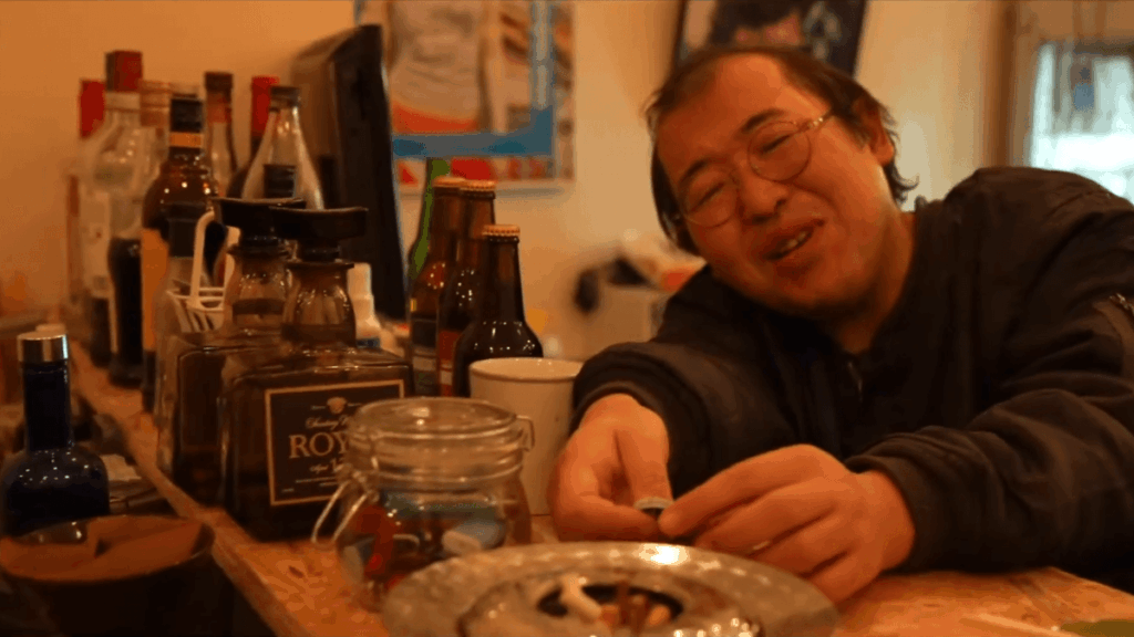 ニューメキシコの店主とカウンター越しに談笑する木村勇気