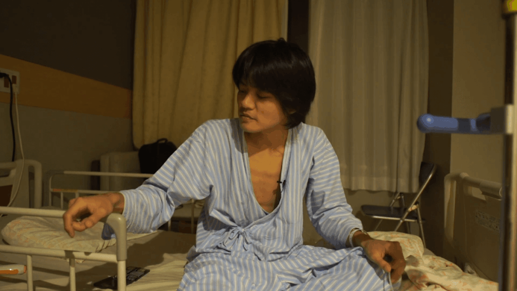 大腸炎で入院中のベッドに座る工藤