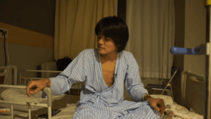 大腸炎で入院中のベッドに座る工藤