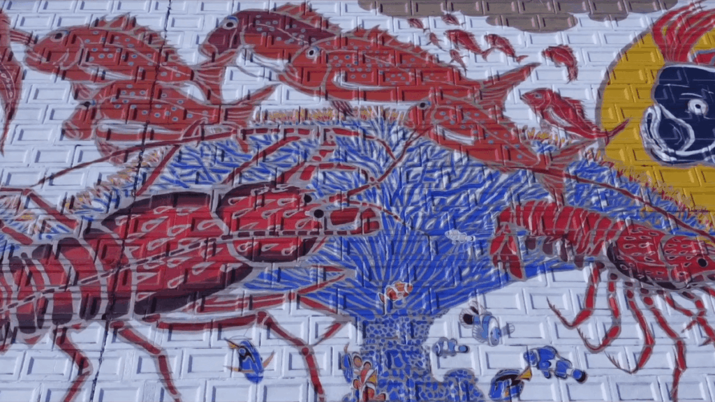 壁に描かれた色とりどりの海老や魚が泳ぐ佐伯の海中の様子