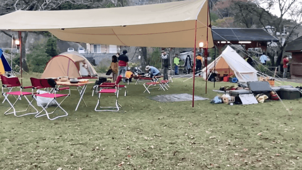 テントを張られた佐伯市直川憩いの森公園キャンプ場で様子