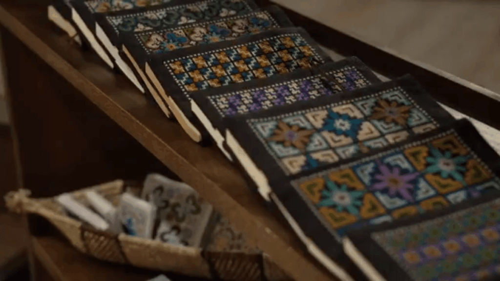 ラオスの様々なブックカバーが棚に並べられている