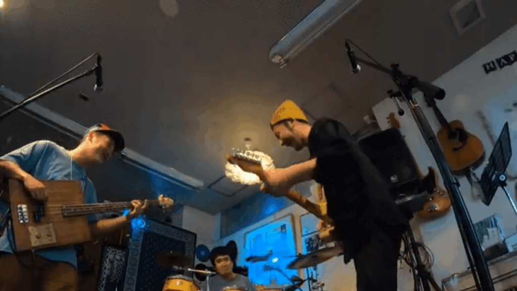 大分県佐伯市のロックバンド「サイキシミン」がライブで演奏する様子