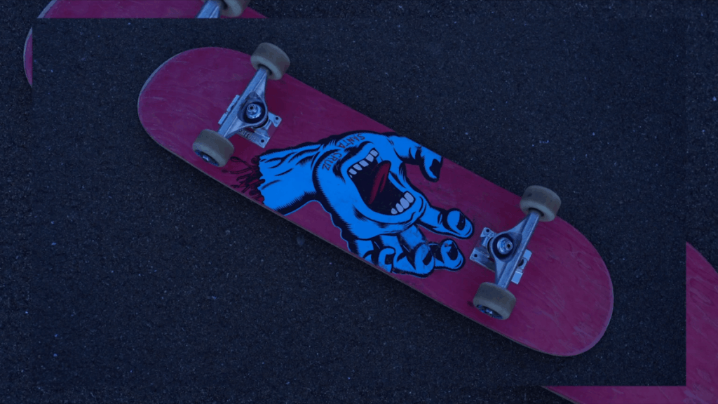 裏返したスケートボードのアップ