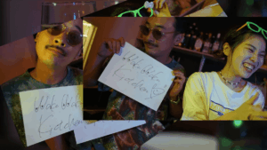 ワクワクキッチンのプラカードを持つシュートとサクラ