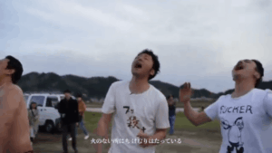 河原で行われた無観客ライブのクライマックス。楽器を置き、三人が並んでアカペラで歌い上げるサイキシミンの姿。